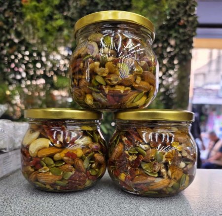 عسل طبيعي مع مكسرات